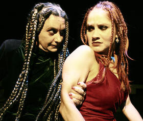 Sandra García y Marcia Stadler en una escena de 'El reloj dodecafónico'