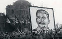En agosto de 1951, los clubes juveniles de la Unión Soviética se unieron a un desfile con pancartas que elogiaban a Stalin como si fuera un ícono religioso