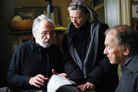 El realizador austriaco Michael Haneke (izquierda) dirige a Emmanuelle Riva y Jean-Louis Trintignant en el set de Amour