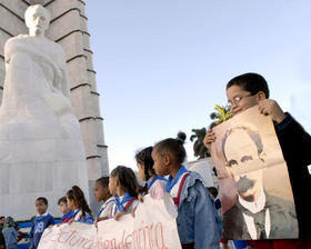 Escolares cubanos en el monumento a José Martí en la Plaza de la Revolución, La Habana