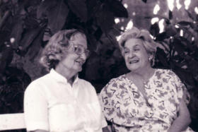 Las hermanas Fina (i) y Bella (d) García Marruz en 1989