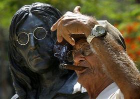 Escultura de Lennon en La Habana. (AP) Escultura de Lennon en La Habana