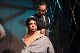 Los actores Leandro Peraza y Jorge Hernández en la obra Oda a la tortura. Fotografo: Ernesto García (Teatro en Miami Studio)