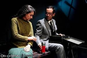 Los actores Sandra García y Jorge Hernández en la obra Oda a la tortura
