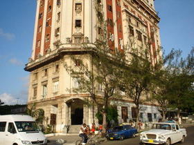 El edificio Palace, en G y 25, en El Vedado, donde primero vivió Olga Andreu, y a cuyo apartamento hace referencia Guillermo Cabrera Infante en La Habana para un Infante difunto. Después se mudó para el edificio de enfrente, el Chibás
