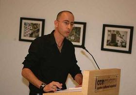 Carlos Pintado en una lectura de su obra en el Centro Cultural Español de Miami. (Héctor Gabino/El Nuevo Herald.)