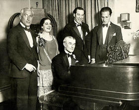 Fiesta de cumpleaños en honor al compositor francés Maurice Ravel en 1928. De izquierda a derecha, el director de orquesta Oscar Fried; la cantante Eva Gauthier; Ravel (al piano); el compositor y conductor de orquesta Manoah Leide-Tedesco; y el compositor estadounidense George Gershwin