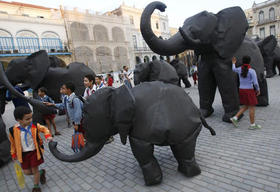 Manada de elefantes, instalación de José Emilio Fuentes (JEFF) en la Plaza Vieja, durante la X Bienal de La Habana. (REUTERS)