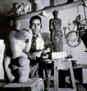 El escultor Roberto Estopiñán