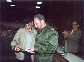 Roberto Fernández Retamar y Fidel Castro. A la derecha, Gabriel García Márquez