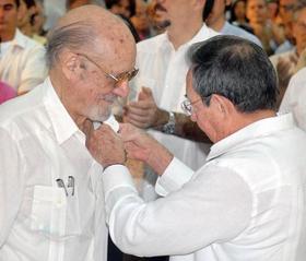 Raúl Castro y Roberto Fernández Retamar