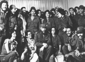 Fidel Castro junto a un grupo de combatientes sandinistas