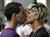 Dos chicos se besan durante el desfile en La Habana por el Día Mundial contra la Homofobia en 2009