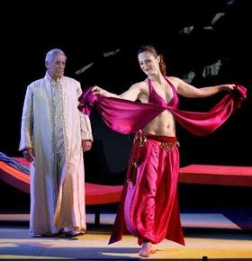 Mario Vargas Llosa en la obra de teatro Las mil y una noches