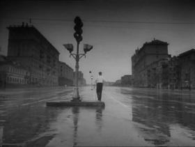 Imagen en que se ve a Serguei paseando por las calles solitarias de Moscú. Imagen en que se ve a Serguei paseando por las calles solitarias de Moscú