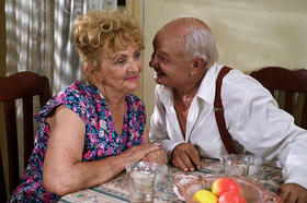 Paula Alí y Enrique Molina en Esther en alguna parte, de Gerardo Chijona