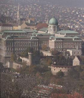 Vista de Budapest en la que se ve, en primer plano, el Palacio Real