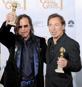 Mickey Rourke (izq.), protagonista de 'The Wrestler', posa con Bruce Springsteen en los Globo de Oro, el 11 de enero de 2009, en Beverly Hills. (AP)