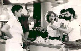 Rosita Fornés (c) y Juan Carlos Tabío (d) durante la filmación de “Se permuta”