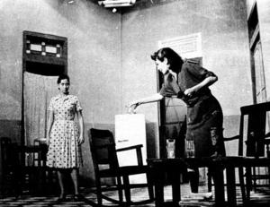 Berta Martínez y Flora Lauten, en una escena de Contigo pan y cebolla.