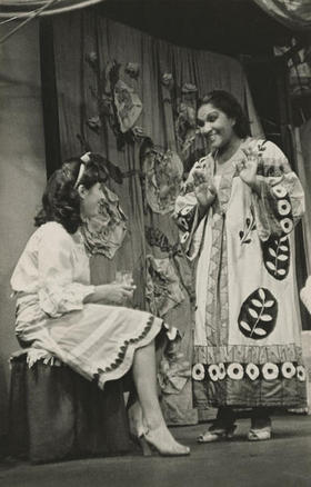Isaura Mendoza (de pie) en Recuerdos de Tulipa. Isaura Mendoza (de pie) en Recuerdos de Tulipa