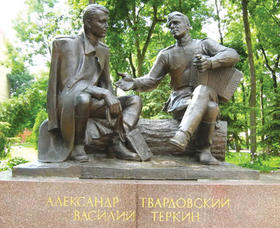 Estatua dedicada a Alexander Tvardovski y su personaje