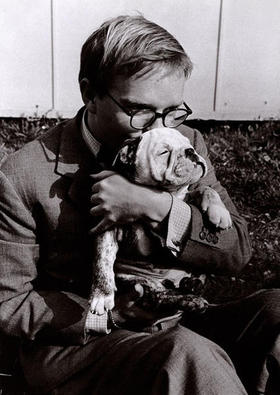 El escritor norteamericano Truman Capote con su perro Charlie