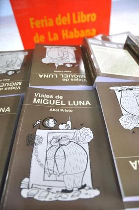 Ejemplares de la novela Viajes de Miguel Luna.