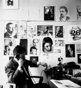 Guillermo Cabrera Infante en su oficina en Lunes de Revolución