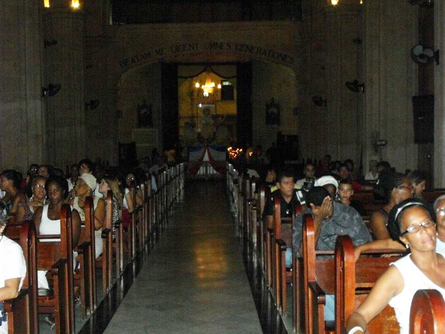 En el templo, personas esperando por la misa