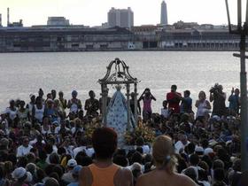 La Virgen de Regla, aclamada frente al mar, mirando a la ciudad