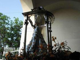 La virgen de Regla saliendo por la puerta de la Iglesia, el viernes 7 de septiembre