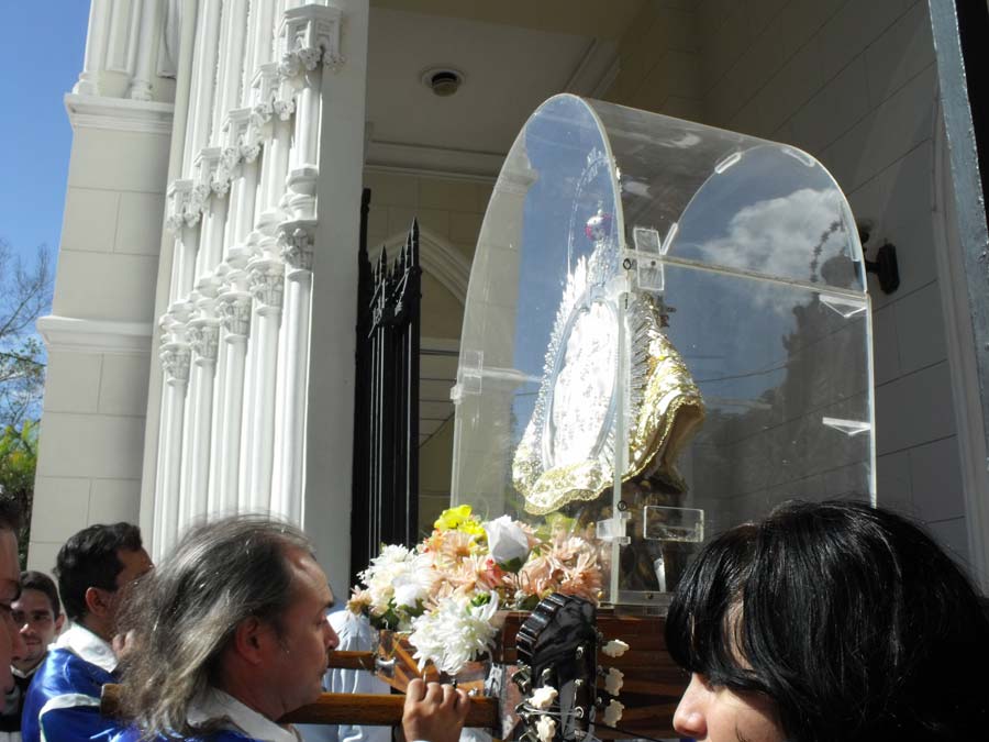 La Virgen de la Caridad del Cobre en andas a la entrada de la iglesia San Juan de Letrán