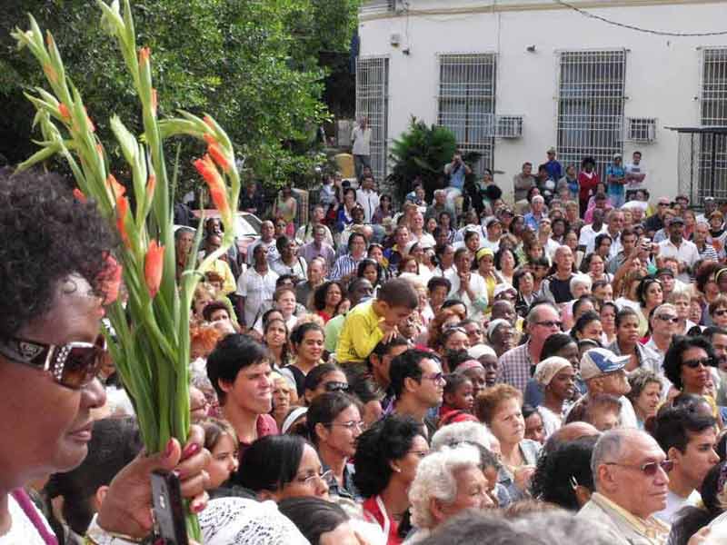 Fieles acuden a presenciar el peregrinaje de la Virgen de la Caridad del Cobre, en El Vedado, el viernes 2 de diciembre