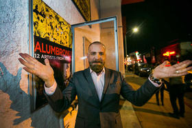 El productor cubano Fermín Rojas posa con el póster de su película, Alumbrones, previo a su estreno en el Arena Cinema Hollywood en Los Angeles, el 16 de enero de 2015