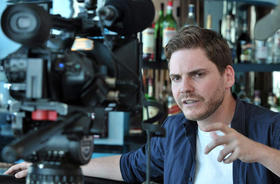 El actor hispano-alemán Daniel Brühl habla este jueves 5 de mayo de 2011, en La Habana (Cuba), durante la filmación de “La Tentación de Cecilia”, un corto dirigido por el español Julio Médem