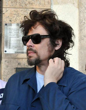 El actor puertorriqueño Benicio del Toro posa a la salida de un hotel en La Habana