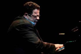 El pianista y compositor Arturo O’Farrill toca en la ceremonia inaugural del Festival Internacional de Jazz de Cuba, en La Habana, el 15 de diciembre de 2011