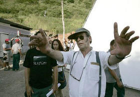 El director venezolano Eduardo Barberena durante la filmación de Alias Bambi C4