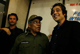 El oficial Leonardo Tamayo Núñez, quien estuvo junto al Che en Bolivia, junto al actor Benicio Del Toro, el 6 de diciembre en La Habana. (AP)