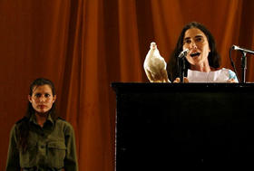 La bloguera Yoani Sánchez en el performance de Tania Bruguera, Centro Wifredo Lam