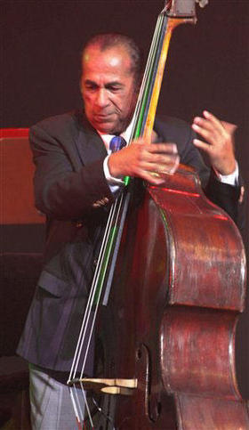 Orlando 'Cachaíto' López, en La Habana, el 11 de agosto de 2000. (AP)