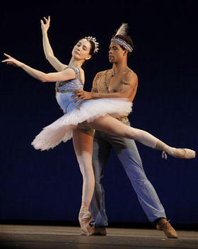 Carlos Acosta, durante una presentación del Royal Ballet de Londres en La Habana, el 14 de julio de 2009. (AP) Carlos Acosta, durante una presentación del Royal Ballet de Londres en La Habana