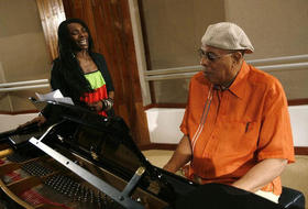 Chucho Valdés y Concha Buika, durante la grabación en La Habana, el 13 de abril de 2009. (REUTERS).