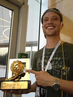 Erik Ravelo muestra el Grand Prix de Press, que le fue entregado en la edición 59 del Festival Cannes Lions 2012. 