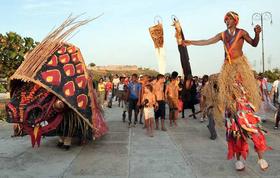 La criatura mitológica de la Tarasca ha vuelto a pasear por La Habana tras 200 años de ausencia, en un carnaval callejero en el que el público “lanza” sobre el muñeco las cosas malas de su vida antes de que sea quemado en pleno Malecón