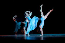 Integrantes del Grupo de Danza Contemporánea de Cuba, que debuta en Estados Unidos esta semana de la mano del coreógrafo y bailarín Pedro Ruiz, quien ha triunfado en Nueva York durante 22 años