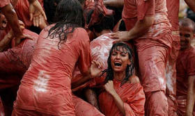 Imagen de Aktion135, del austríaco Hermann Nitsch, tiñó de rojo La Habana