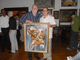 El realizador Rolando Díaz junto al pintor Santa Olaya, quien obsequió un cuadro al cineasta el día de la presentación de la cinta La Vida Según Ofelia.