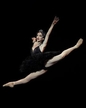 La bailarina Viegnsay Valdés interpreta  al cisne negro de 'El lago de los cisnes'. Gran Teatro de La Habana, 15 de julio de 2009. (AP)